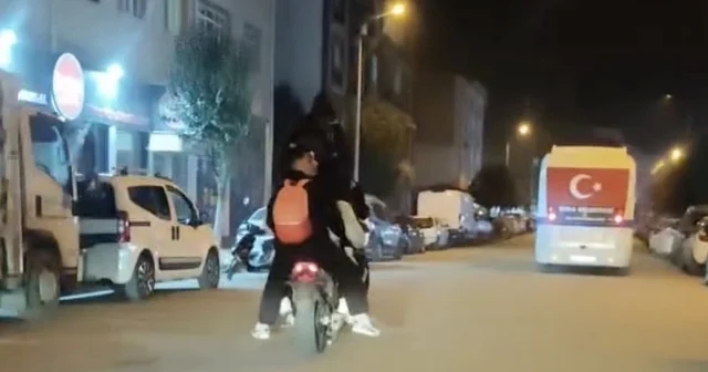 Çanakkale de motosiklete binen 5 genç adeta ölümle dans etti Çanakkale Haberleri