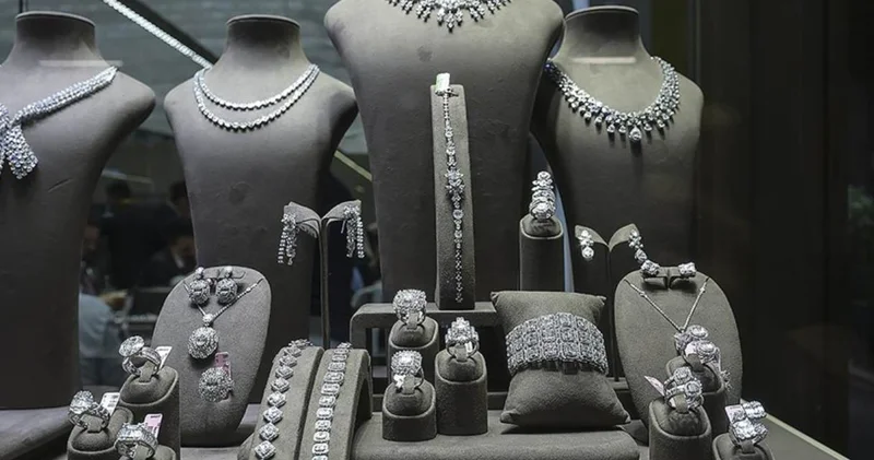 Ünlü lüks aksesuar mağazası soyuldu