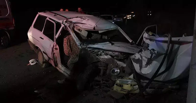 Alkollü sürücünün kullandığı otomobil elektrik direğine çarptı; Anne ve kızı yaralandı