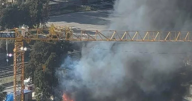 İzmir de inşaat şantiyesinde yangın; alevler 2 otomobile sıçradı İzmir Haberleri