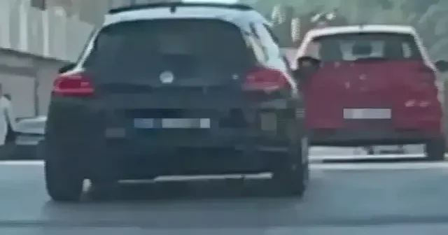 Abartı egzozla tehlikeli sollama yapan sürücü cezadan kaçamadı VİDEO İZLE