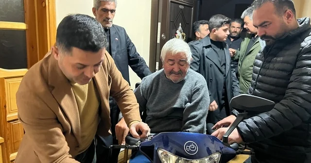 Kars MHP den engelli vatandaşa akülü araç desteği Kars Haberleri