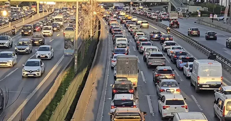 İstanbul da haftanın ilk iş gününde trafik yoğunluğu