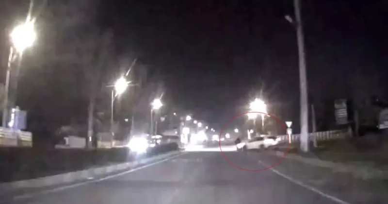 Çarptığı motosiklet devrildi, sonra kaçtı: O anlar araç kamerasında