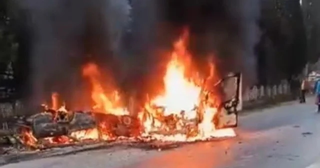 Kafa kafaya çarpışan araçlar çıkan yangında küle döndü Aydın Haberleri