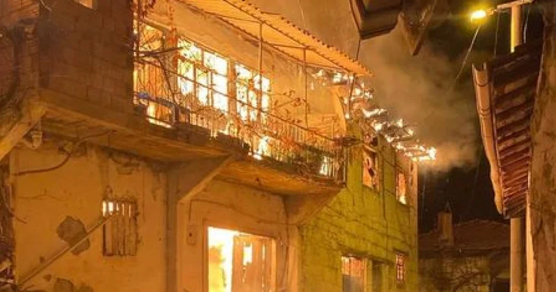 Son dakika: Manisa Gördes te gece yangını: 5 ev zarar gördü, 1 kişi hayatını kaybetti Son dakika haberleri