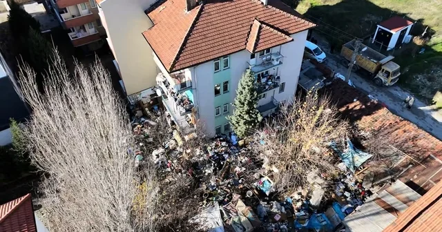 Böyle çöp ev görülmedi Karabük te bir ev ve bahçesi tonlarca çöple kaplandı Çöp yığınına dönen ev ve bahçe dronla görüntülendi Karabük Haberleri