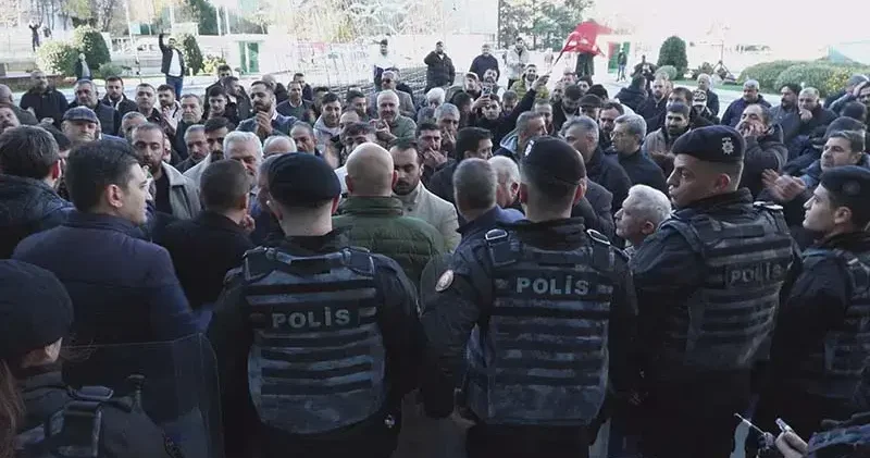 Sarıyer de günü değiştirilen semt pazarının esnafı belediye binasının önünde eylem yaptı