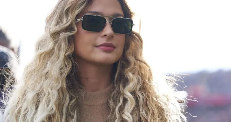 Yıldız futbolcunun karısı küplere bindi!