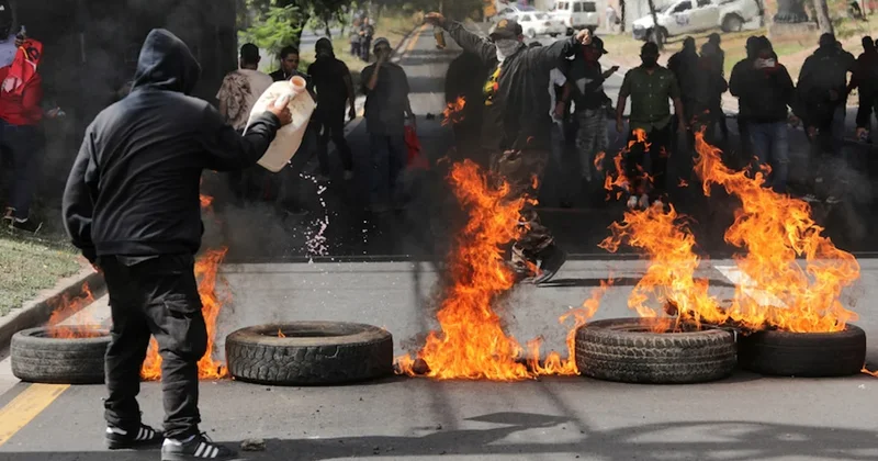 Trump ın gözünü diktiği ülkede Başkan, darbe teşebbüsüne karşı halkı sokağa çağırdı Sözcü Gazetesi