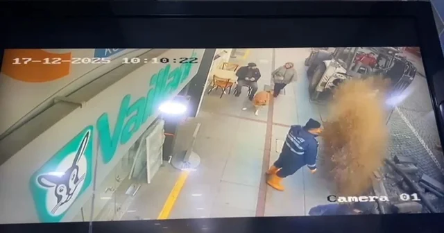 İshale hattı patlayınca tazyikli su etrafa saçıldı Rize de iş makinesinin ishale hattını patlattığı an güvenlik kamerasına yansıdı Rize Haberleri