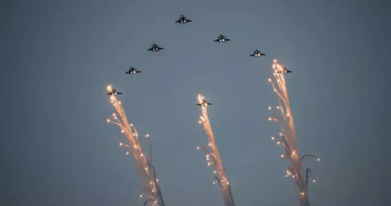 İskandinav ülkelerinin hava kuvvetlerinden Noel Ağacı koreografisi