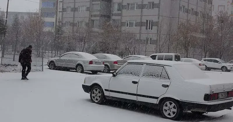 Bitlis merkez ve Güroymak ilçesinde taşımalı eğitim ve köy okullarında eğitime 1 gün ara verildi