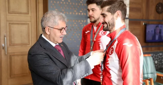 Niğdeli milli güreşçilerden Vali Çelik e ziyaret Niğde Haberleri