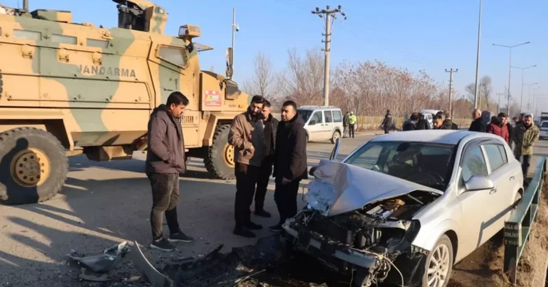 Iğdır Halfeli yolunda otomobil ile kamyon kafa kafaya çarpıştı