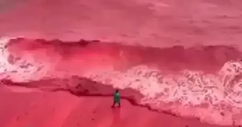 İran’daki Hürmüz Adası kırmızıya büründü