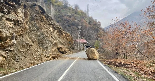 Sason da köy yollarını kapatan dev kaya parçaları kaldırıldı Batman Haberleri