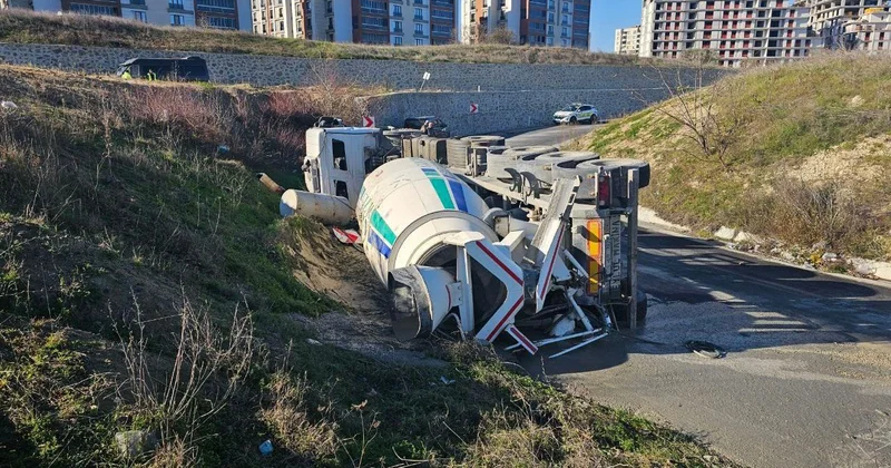 Virajı alamayan beton mikseri devrildi