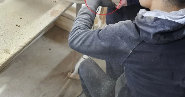 Eline çaktığı ahşap parçasıyla hastaneye kaldırıldı Bursa Haberleri