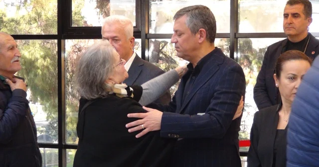 Özgür Özel, Gülşah Durbay ın 3. gün taziyesine katıldı Manisalılar hayatın kaybeden Şehzadeler Belediye Başkanı Gülşah Durbay ın ailesine ve CHP yönetimine taziyelerini sunmak için uzun kuyruklar oluşturdu Manisa Haberleri