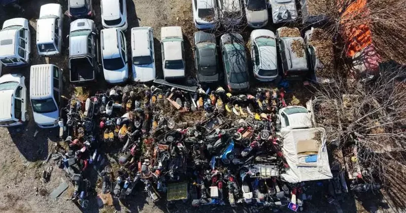 Yediemin otoparkında 500 milyon TL’lik yosun tutan araçlar çürümeye terk ediliyor