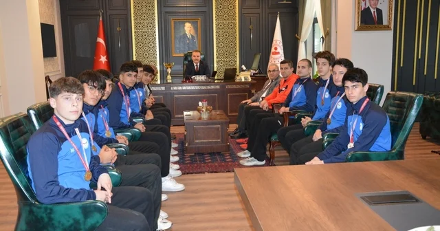 Şampiyon voleybolculardan Kaymakam Odabaş a ziyaret Balıkesir Haberleri