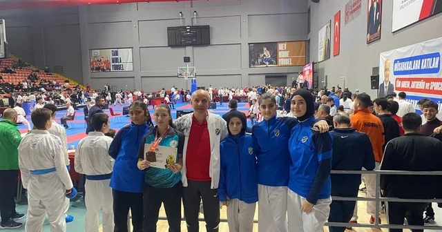 Kartepeli karateciler İstanbul da kürsüye çıktı Kocaeli Haberleri