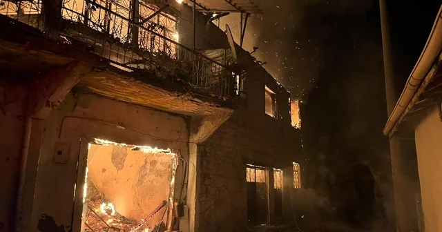 Manisa da yangın felaketi Yangında 5 ev hasar gördü, 1 kişi öldü 2 kişi de yaralandı Manisa Haberleri