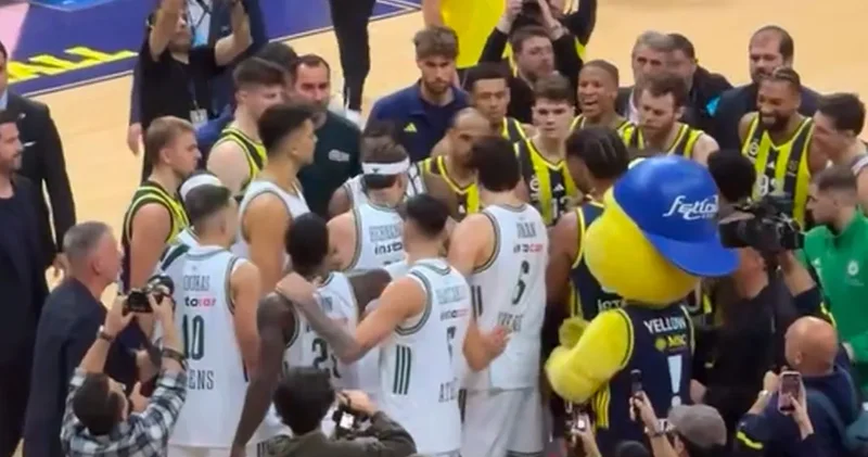 Fenerbahçeli oyuncular maç sonu saha ortasında nöbet tuttu: Böylesi ilk kez görüldü