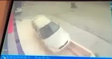 Esenyurt’ta sürücüsünün direksiyon hakimiyetini kaybettiği otomobil kaldırıma çıktı