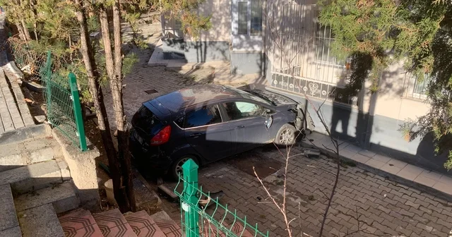 Apartmanın bahçesine uçan otomobildeki 4 kişi yaralandı; kaza kamerada Yozgat Haberleri