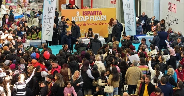 Şarkıcı Melis Fis, 8. Isparta Kitap Fuarı nda hayranlarıyla buluştu Isparta Haberleri