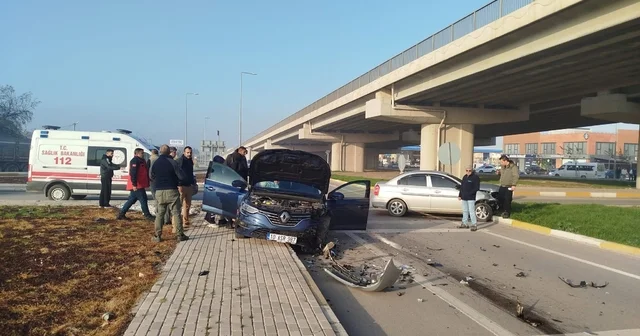 Dur levhasına uymadı, kavşakta kaza: 1 yaralı Balıkesir Haberleri