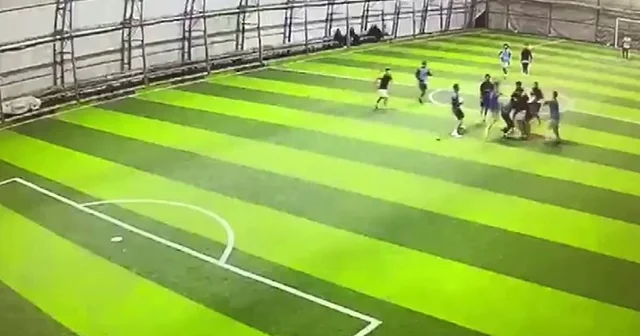 Halı sahadaki tekme tokatlı kavga kameraya yansıdı Pozisyon anlaşmazlığı kavgaya dönüştü maç hastanede bitti Burdur Haberleri