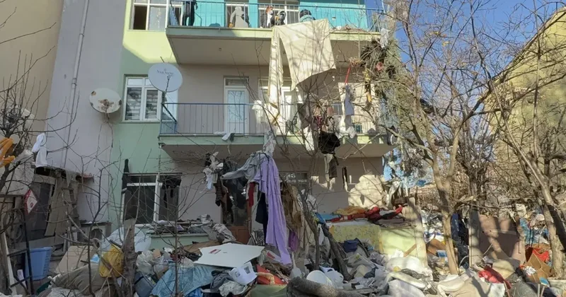 Mahalleli kokudan isyan etti, evden kamyon kamyon çöp çıkarıldı