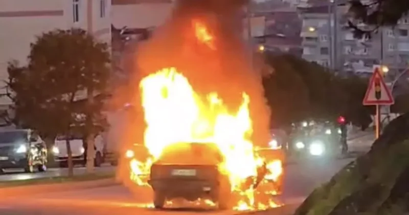 Seyir halindeki otomobil alev alev yandı! Sürücü kendini güçlükle dışarı attı