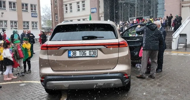 Başkan Büyükkılıç ın Togg u, Yerli Malı Haftası nda öğrencilerle buluştu Kayseri Haberleri