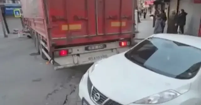 Yapılan uyarılara kulak asmayan TIR sürücüsü dar sokakta araçlara çarpıp caddeyi birbirine kattı VİDEO İZLE