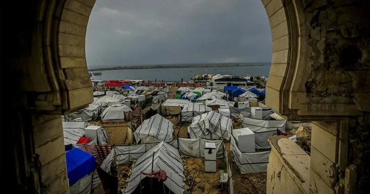 Gazze de soğuktan ölümler başladı: Binlerce aile geçici barınaklarını kaybetti