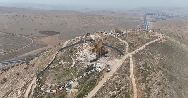 Bir yılda 400 bin kişi 3 bin yıllık kaleye çıktı Yerli ve yabancı 400 bin kişi Zerzevan Kalesini gezdi Diyarbakır Haberleri