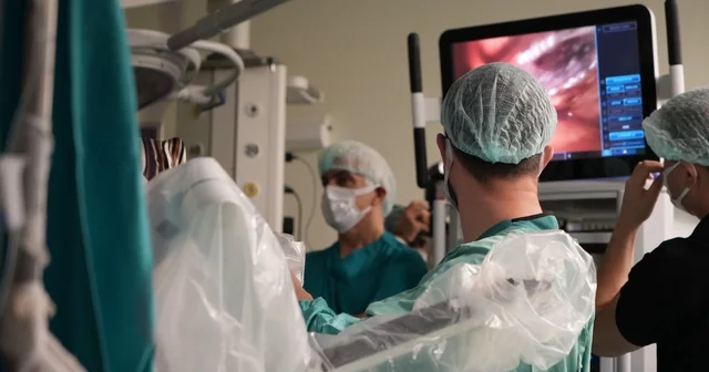 Erzurum Şehir Hastanesi nde bir ilk Robotik cerrahi operasyonuyla göğüs bölgesindeki tümörlü kitle alındı Erzurum Haberleri