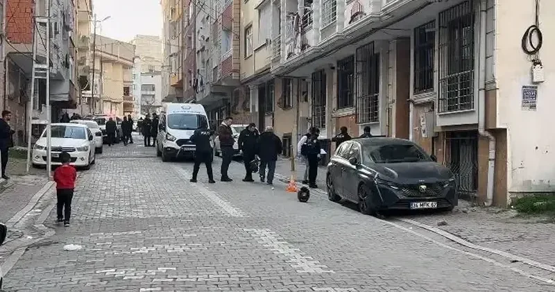 İstanbul da sokak ortasında silahlı saldırı: Üç yaralı İstanbul Haberleri