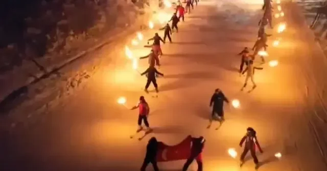 Sarıkamış Kayak Merkezi büyüleyen meşaleli kayak gösterisi VİDEO İZLE