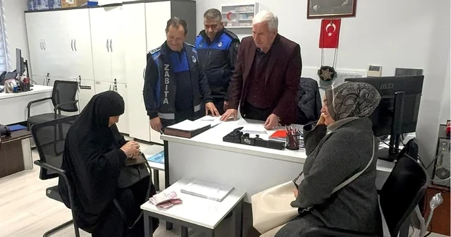 Kartepe de zabıta ekiplerinin bulduğu cüzdan sahibine teslim edildi Kocaeli Haberleri