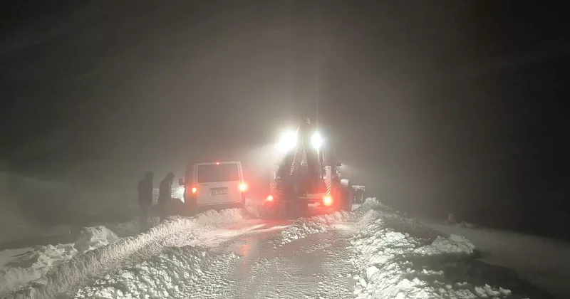 Muş ta köy yolunda mahsur kalan 7 kişi kurtarıldı