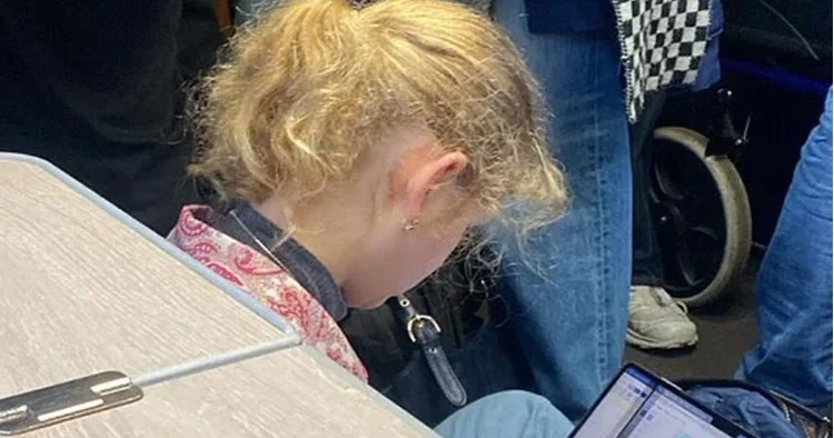 İstese babası helikopter bile tutar... Ona kıyamayıp Gonca gül dediler... Yerlere oturup yolculuk etti