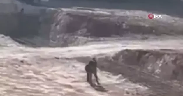 Gaziantep te şantiyede çocuğu acımasızca dövdü