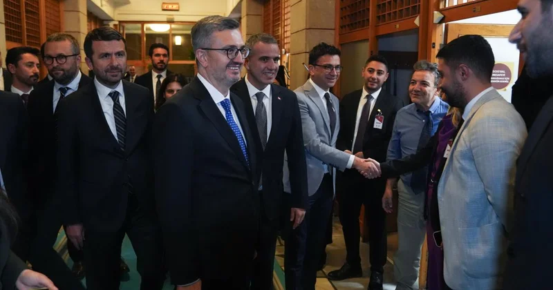 İletişim Başkanı Duran, parlamento muhabirlerini ziyaret etti