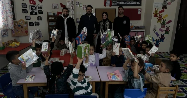Cilo Dağı eteklerindeki okula zeka oyunu seti ile kırtasiye malzemesi hediye edildi Hakkari Haberleri