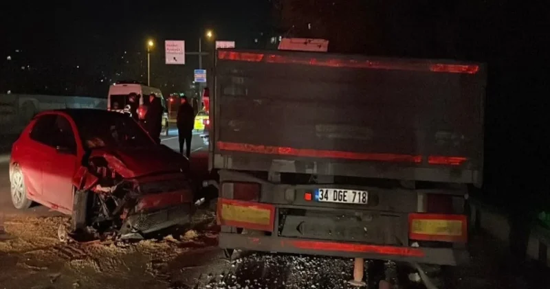 Kağıthane’de makas atan araç tıra çarptı: 2 kişi hastaneye kaldırıldı